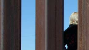 Arrestos de migrantes que cruzaban la frontera cayeron a 303,916 en comparación a los 408,870 del último año de Obama