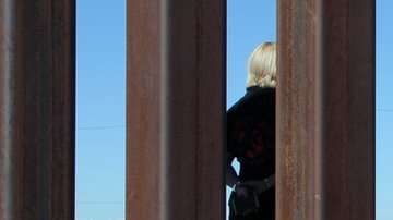 Arrestos de migrantes que cruzaban la frontera cayeron a 303,916 en comparación a los 408,870 del último año de Obama