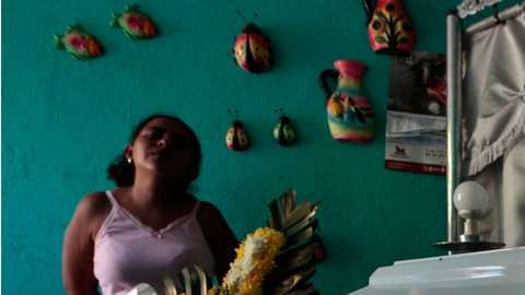 Karina Navarrete asegura que fue la policía quien mató a su bebé.