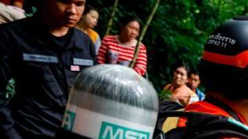 Buzos de la Marina tailandesa buscan a los jóvenes.