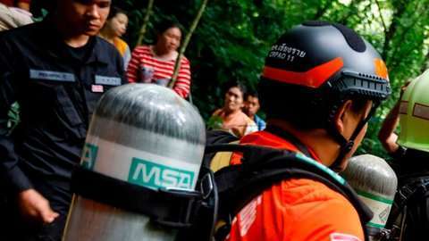 Buzos de la Marina tailandesa buscan a los jóvenes.