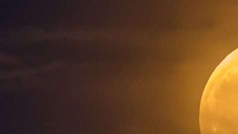 Una super luna se levanta detrás del Monumento a Washington, el 23 de junio de 2013 en Washington.