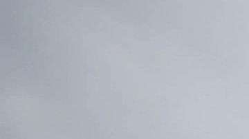 Mujeres cargan el féretro de Claudia Gómez González en la aldea La Unión Los Mendoza.