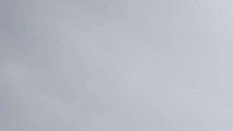 Mujeres cargan el féretro de Claudia Gómez González en la aldea La Unión Los Mendoza.