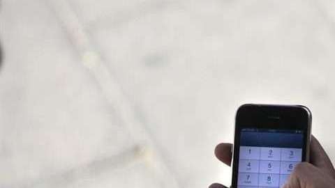 Guardarse el celular en el bolsillo es dañino para los caballeros.