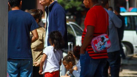 Familias migrantes esperan poder ingresar a EEUU desde Tijuana.