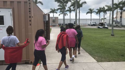 Niños inmigrantes detenidos en el Refugio Temporal de Homestead, Florida.