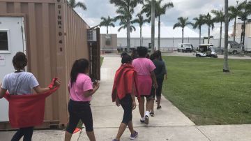 Niños inmigrantes detenidos en el Refugio Temporal de Homestead, Florida.