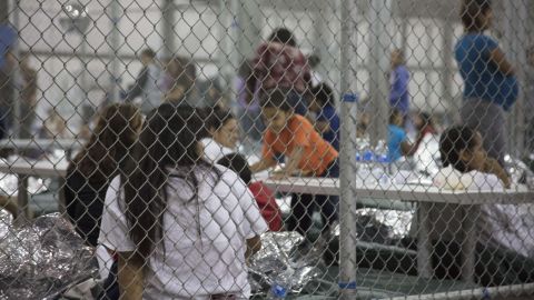 Inmigrantes en el Centro de Procesamiento Central de la Patrulla fronteriza en McAllen, Texas. Cortesía CBP