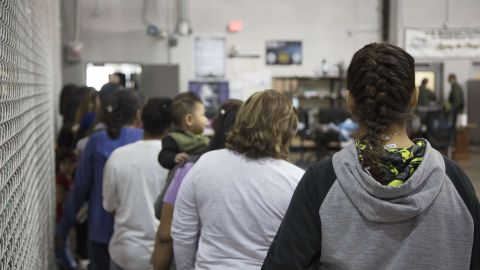 Inmigrantes en el Centro de Procesamiento Central de la Patrulla fronteriza en McAllen, Texas. Cortesía CBP