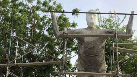 La estatua del colombiano Radamel Falcao en su ciudad natal va viento en popa.