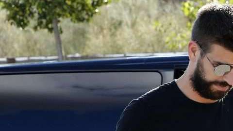 El jugador Gerard Piqué a su llegada a la concentración de la selección española de cara a los partidos ante Albania e Israel de clasificación para el Mundial de Rusia 2018.