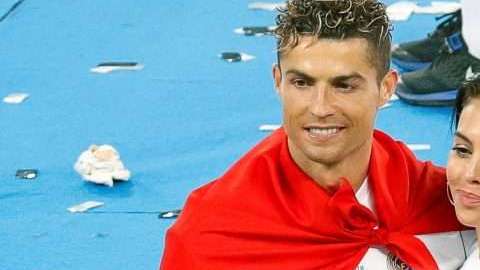 El portugués Cristiano Ronaldo y su novia Georgina Rodriguez. (Foto: EFE/EPA/ROBERT GHEMENT)