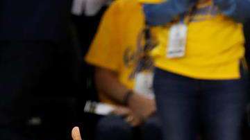 LeBron James perdió la paciencia con un periodista, después del partido