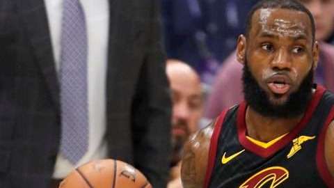 LeBron James realizó una jugada inolvidable para los Cleveland Cavaliers. (Foto: EFE/DAVID MAXWELL)