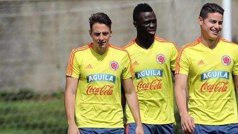 James Rodríguez y sus compañeros de Colombia. EFE