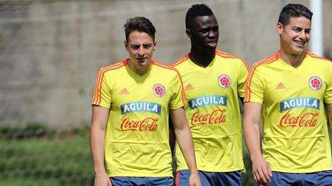 James Rodríguez y sus compañeros de Colombia. EFE