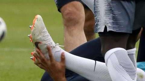 El jugador de Francia Kylian Mbappe está en duda para jugar en el debut en Rusia. (Foto: EFE/EPA/YURI KOCHETKOV)