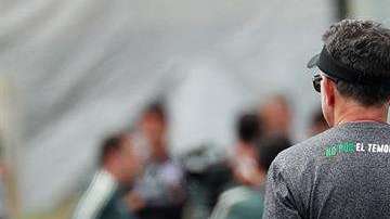 Osorio habla con Marco Fabián en un entrenamiento. EFE