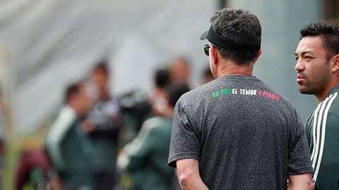 Osorio habla con Marco Fabián en un entrenamiento. EFE