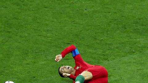 Cristiano Ronaldo al caer. EFE