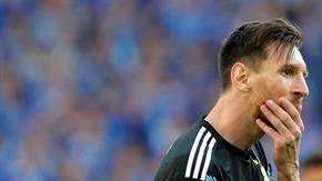 Messi se lamenta tras fallar un penal ante Islandia