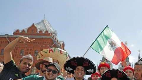 Aficionados mexicanos llenan la Plaza Roja de Moscú antes del partido Alemania-México. (Foto: EFE/LavandeIra jr)