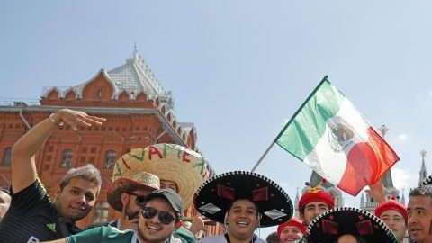 Aficionados mexicanos llenan la Plaza Roja de Moscú antes del partido Alemania-México. (Foto: EFE/LavandeIra jr)