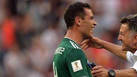 Osorio y Rafa Márquez celebran al final del partido. EFE