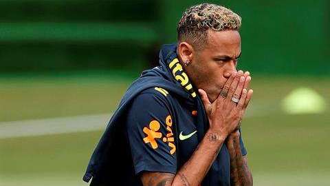 Neymar abandonó la práctica de este martes, por una molestia en el tobillo