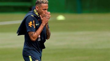 Neymar abandonó la práctica de este martes, por una molestia en el tobillo