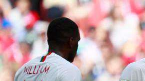 Portugueses reclaman una acción al árbitro estadounidense Mark Geiger durante el Portugal-Marruecos. (Foto: EFE/José Méndez)
