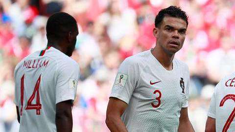Portugueses reclaman una acción al árbitro estadounidense Mark Geiger durante el Portugal-Marruecos. (Foto: EFE/José Méndez)