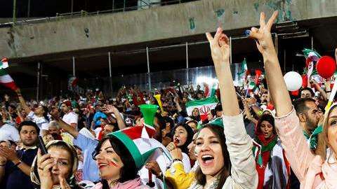 Mujeres volvieron a un estadio en Irán. EFE