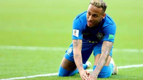 El exceso de caídas de Neymar genera polémica