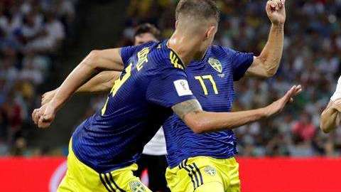 Toni Kroos ante la marca de Suecos. EFE