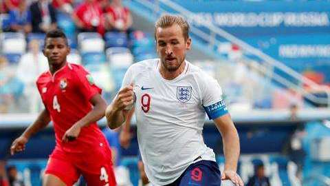 Harry Kane y Román Torres. EFE