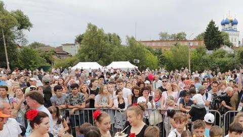 Residentes de Bronnitsy celebran el cumpleaños del argentino Lionel Messi. (Foto: EFE/Lavandeira jr)
