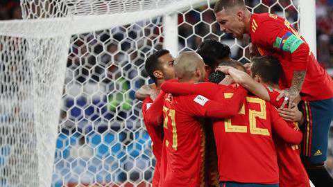 España celebra el gol de Isco. EFE