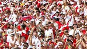 Paolo Guerrero y Perú celebran su triunfo. EFE