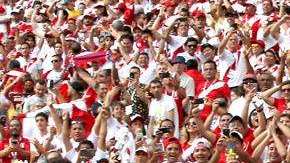 Paolo Guerrero y Perú celebran su triunfo. EFE