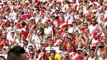 Paolo Guerrero y Perú celebran su triunfo. EFE