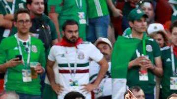 Los aficionados mexicanos no podían creer la victoria sueca. (Foto: EFE/José Méndez)