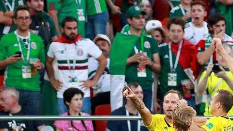 Los aficionados mexicanos no podían creer la victoria sueca. (Foto: EFE/José Méndez)