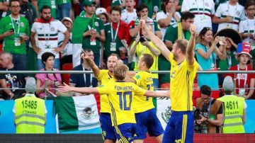 Los aficionados mexicanos no podían creer la victoria sueca. (Foto: EFE/José Méndez)