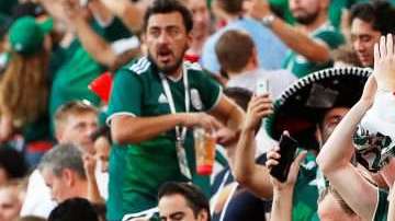 En lugar del grito la afición mexicana en Ekaterimburgo mejor cantó una romántica. (Foto: EFE/EPA/FRANCIS R. MALASIG)