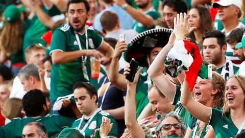 En lugar del grito la afición mexicana en Ekaterimburgo mejor cantó una romántica. (Foto: EFE/EPA/FRANCIS R. MALASIG)