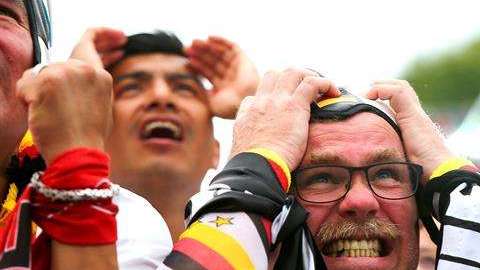 Hinchas alemanes sufrieron como nunca. EFE