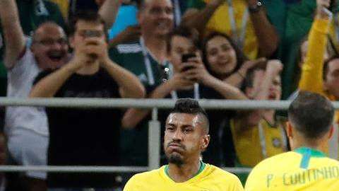 Paulinho abrió el camino del triunfo para Brasil. EFE