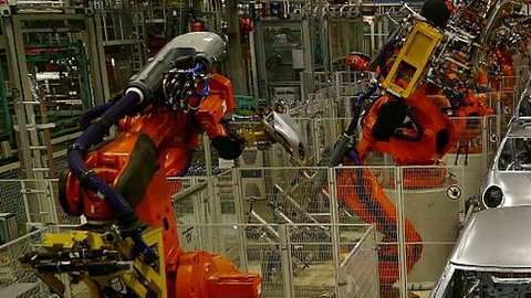 En el ensamblaje de autos la presencia humana es cada vez menor./Archivo